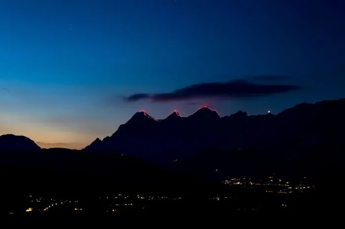 Dann erhellten rund 200 Fackeln den Grat in rotem Licht.