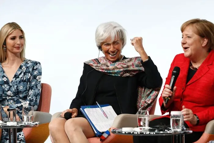 Während sich Ivanka Trump für Förderung von Frauen in der Arbeitswelt und Familienfragen interessiert und inzwischen offizielle Beraterin ihres Vaters ist, hatte sich dieser vor allem im US-Wahlkampf mehrfach abfällig und anzüglich über Frauen geäußert.