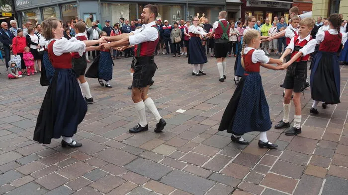 Die Kindervolkstanzgruppe Klagenfurt lädt zum nunmehr 32. internationalen Kinder-Volkstanz- und Friedens Fest.