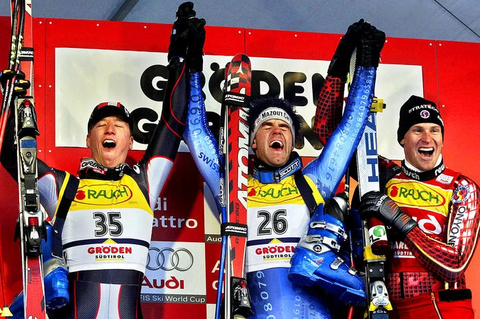 Bis er erstmals auf dem Podest stand, dauerte es gar nicht so lange: Am 20. Dezember 2002 fuhr er beim Super-G in Gröden überraschend auf den zweiten Platz - beim zweiten Weltcup-Rennen seiner Karriere. Ebenfalls auf dem Podium: Sieger Didier Defago und Marco Büchel.