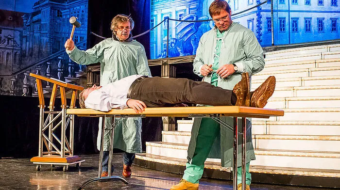 Stadtrichter Stefan Lindner und Helge Harmina üben ihren Text - Carlo Egger mimt die Leiche bereits perfekt