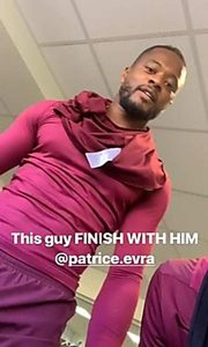 Patrice Evra nach der "Attacke" 