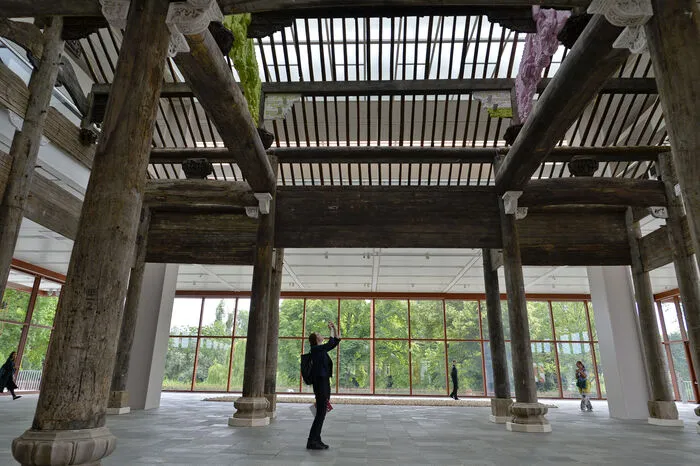 ... wurde in 1300 Einzeteile zerlegt und nach Österreich transferiert. Hier fusioniert der Tempel mit dem Österreich-Pavillon der Weltausstellung 1958 in Brüssel. 