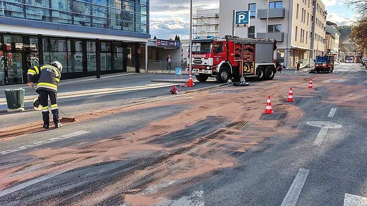 Das Öl auf der Fahrbahn in der Europa-Allee musste weiträumig gebunden werden 