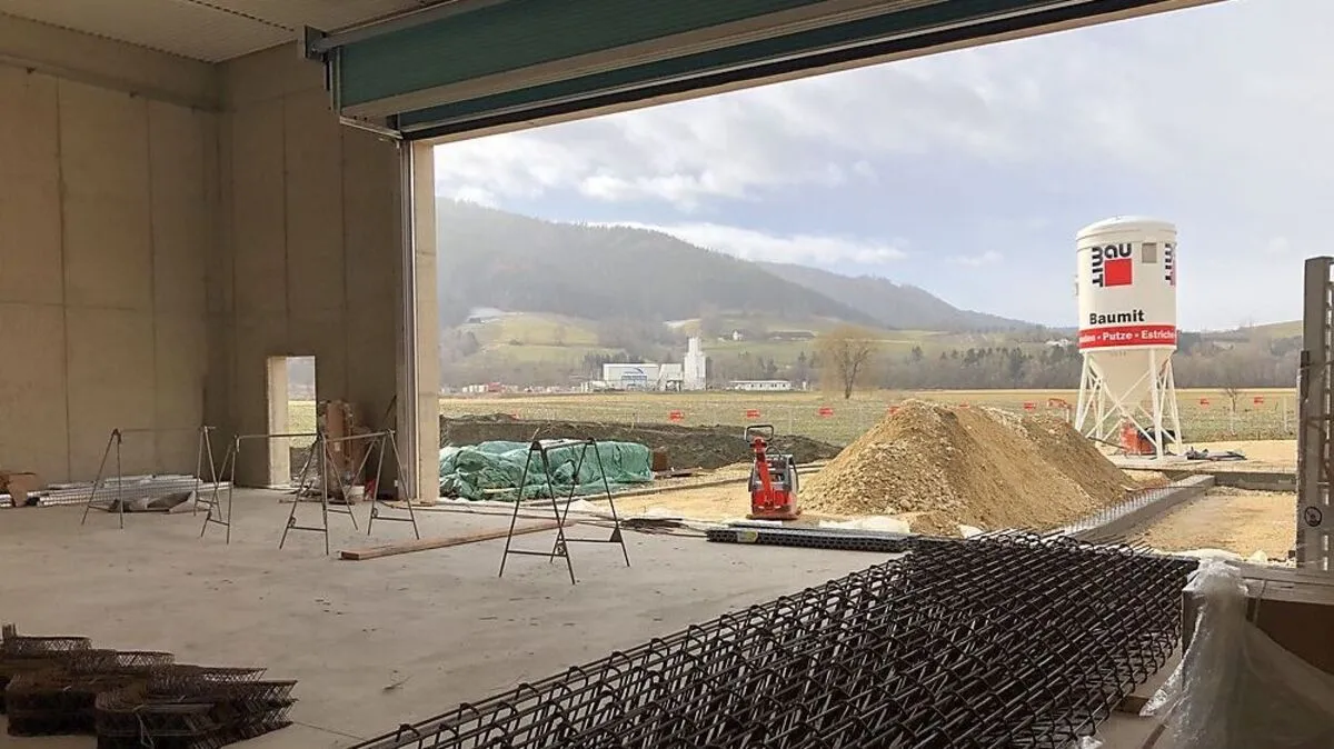 Der Blick aus dem Hangar in St. Michael: Ab Mai wird hier der Notarzthubschrauber seine Einsätze starten