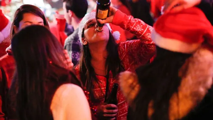 Der echte Weihnachtsmann, gäbe es ihn, würde sich wohl für seine Nachahmer schämen: Die Kneipentour der Weihnachtsmänner in New York wird zum Saufgelage.
