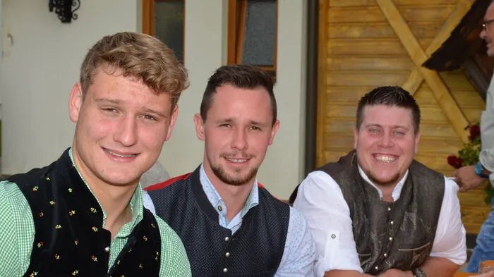 Der Gurktaler Manuel (Mitte) war 2019 bei Bauer sucht Frau auf ATV mit dabei.