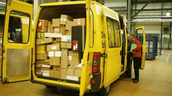 PAKETZENTRUM ZUERICH-OERLIKON Paketboten beladen ihre Wagen mit Paketlieferungen im Paketzentrum Zürich-Oerlikon der PostLogistics AG mit Sitz in Dintikon