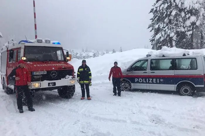 Einsatzbesprechung zwischen Feuerwehr und Polizei.
