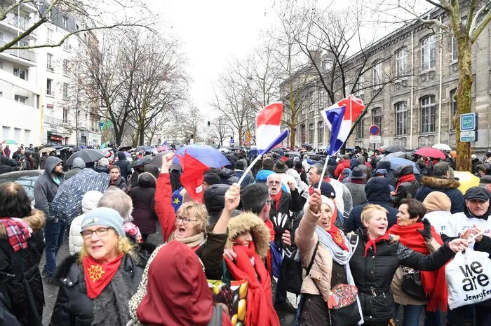 Sie protestieren gegen die Gewalt bei den "Gelbwesten"-Protesten und die Schmähungen gegen Politiker und missliebige Aktivisten, wie sie seit gut zwei Monaten in den Online-Netzwerken verbreitet werden. Die "Rotschals" werben nach eigenen Angaben für ein "friedliches und respektvolles Frankreich". Sie sehen sich als schweigende Mehrheit - unter dem Motto "Die 'Gelbwesten' sind nicht das Volk".