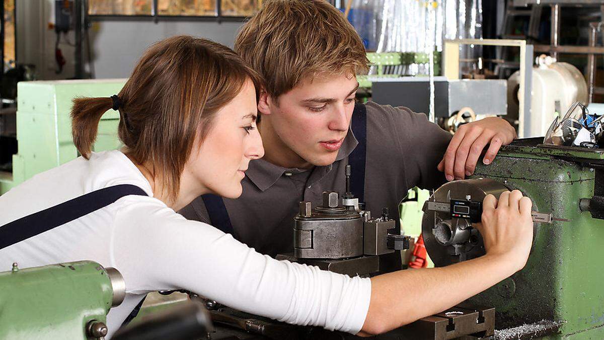 Junge Menschen sind aufgerufen, sich für eine Industrielehre zu bewerben