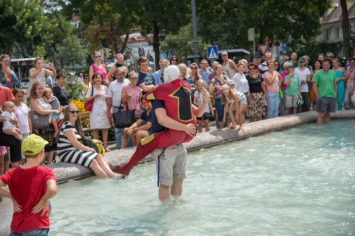 ... um dem Clown Murmuyao dabei zuzusehen, wie er ins Nass stieg ...