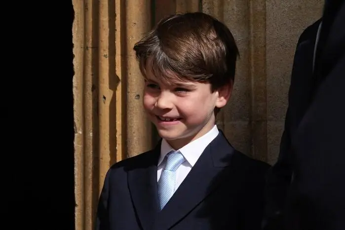 Charmanter Auftritt: Vor allem der kleine Prinz Louis sorgte erneut für Aufmerksamkeit – diesmal mit einem breiten Lächeln statt seiner sonst so verspielten Grimassen.