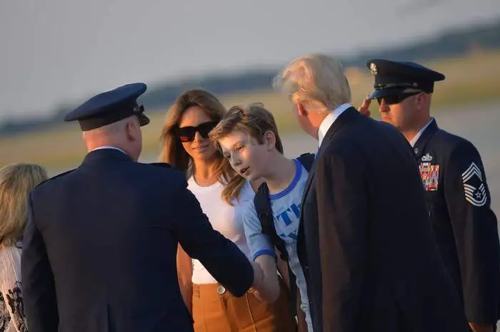 Die drei stiegen nach der Rückkehr von einem Wochenendausflug in New Jersey die Stufen der Präsidentenmaschine Air Force One auf einem Luftwaffenstützpunkt nahe Washington hinab. 