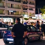 Man sieht Carabinieri in einem gut besuchten Or