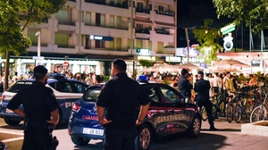 Man sieht Carabinieri in einem gut besuchten Or