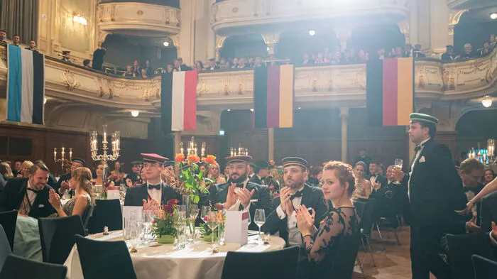 Im Grazer Congress wurde am Samstag getanzt, während davor eine Demo gegen den Akademikerball stattgefunden hat.