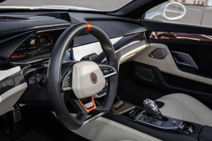 Aber die technische Basis ist augenscheinlich die Premium-Elektro-Plattform, von der Italdesign und Williams Advanced Engineering 2021 angekündigt haben, sie gemeinsam entwickeln zu wollen. Leichtbau dürfte also ein großes Thema - kolportiert wird ein angepeiltes Gewicht von 1,8 Tonnen.