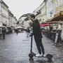 Ein Mann fährt mit dem E-Scooter durch Klagenfurt | In Fußgängerzonen ist das Fahren mit E-Scootern seit jeher untersagt