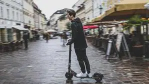 Ein Mann fährt mit dem E-Scooter durch Klagenfurt | In Fußgängerzonen ist das Fahren mit E-Scootern seit jeher untersagt