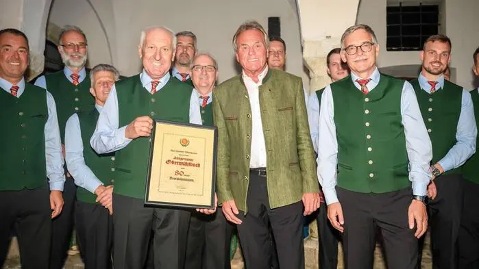 Gleich drei Jubiläen standen heuer im Mittelpunkt: Die Sängerrunde Obermühlbach feierte ihr 80-jähriges Bestehen, Chorleiter Rudolf Pleschutznig blickte auf 35 Jahre erfolgreiche Chorleitung zurück und das beliebte Schlosshofsingen wurde bereits zum 30. Mal veranstaltet.