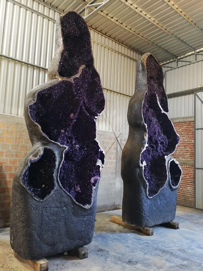 Der Stein wiegt 20.000 Kilogramm und ist 5,1 Meter hoch 