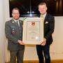 Vizeleutnant Markus Stromberger erhielt die Ehrenurkunde der Stadt Klagenfurt