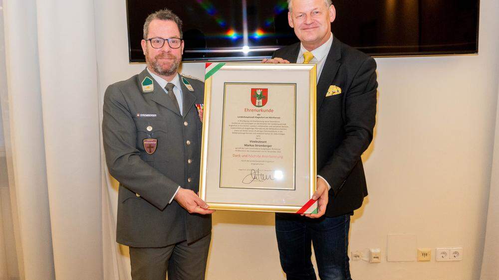 Vizeleutnant Markus Stromberger erhielt die Ehrenurkunde der Stadt Klagenfurt