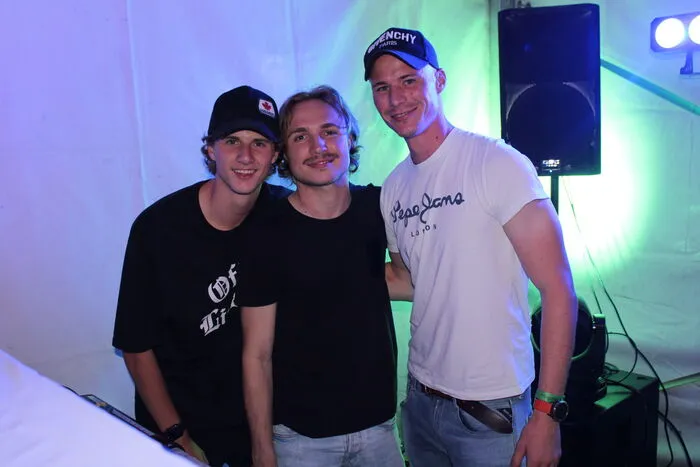 Im Discozelt legten Mario Kuester (links) alias DJ MK One und Matthias Maierhofer (rechts) alias DJ Miami Beats auf.