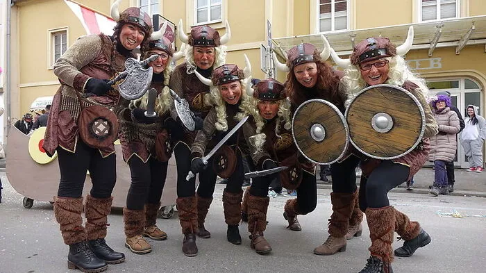Die sieben Wikingerdamen zeigten den Besuchern, was in ihnen steckt.