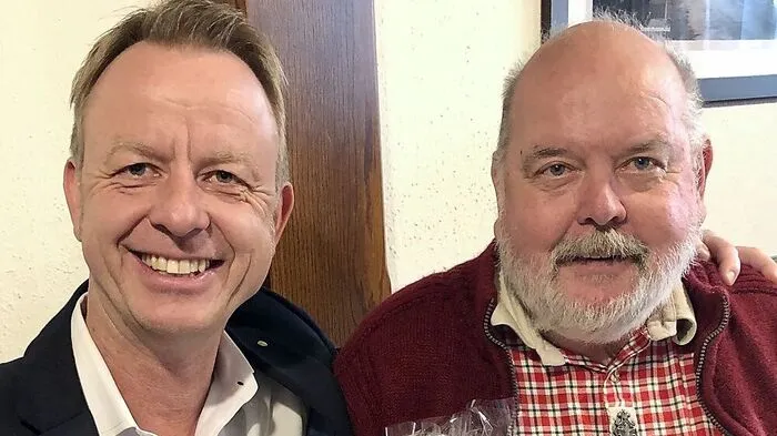Trofaiachs Bürgermeister Mario Abl ehrte Franz Kain für sein jahrzehntelanges Engagement