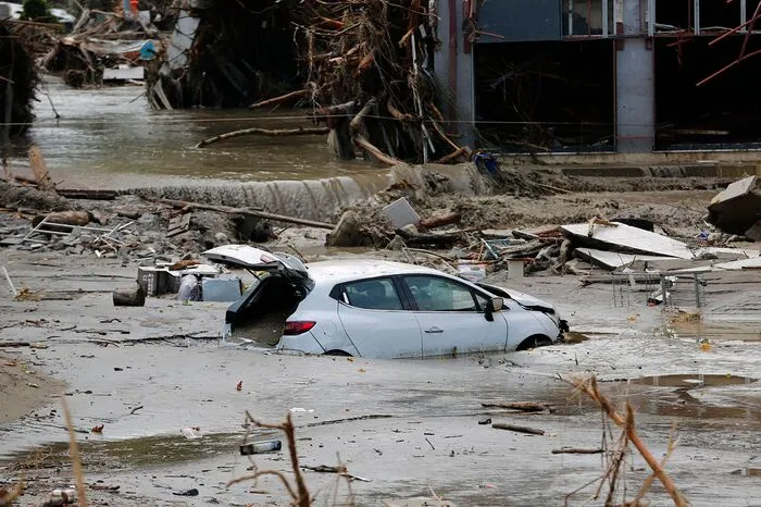 Wasser und Geröll strömten durch die Straßen, Brücken wurden zerstört.