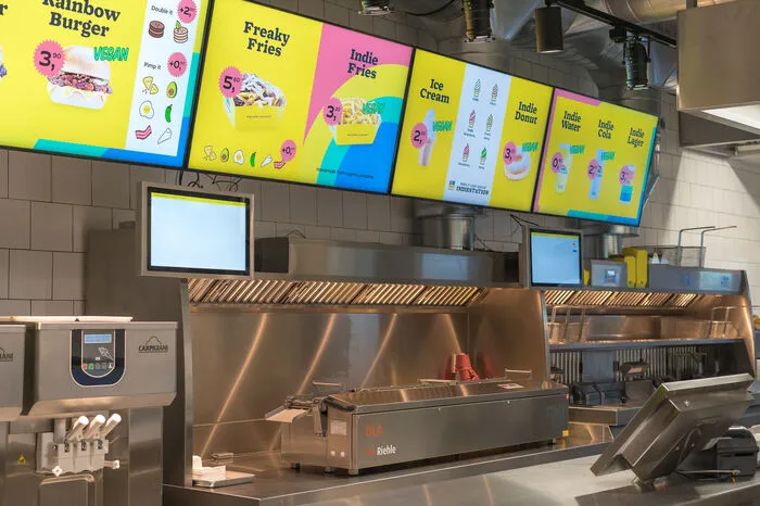 Mit eigenständigen, lokalen Produkten setzt man bei Indie Burger International auf hochwertige Qualität abseits großer Fast Food-Ketten: allen voran auf Burger, handmade und ab 3,90 Euro – per Touchscreen am Bestellterminal auszuwählen. 