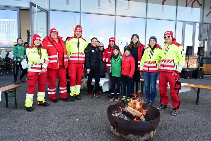 Zu den 2100 Euro aus den Anmeldungen spendete das Murtaler Adventlaufteam noch zusätzlich 400 Euro aus einem früheren Adventlauf. Insgesamt konnte man somit 2500 Euro an die Rot-Kreuz Dienststelle Zeltweg übergeben.