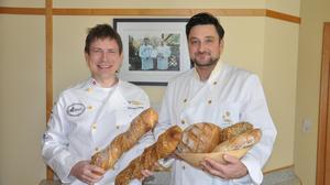 Die Bäckermeister Martin Altenburger (r.) und Michael Friess setzen auf traditionelles Handwerk