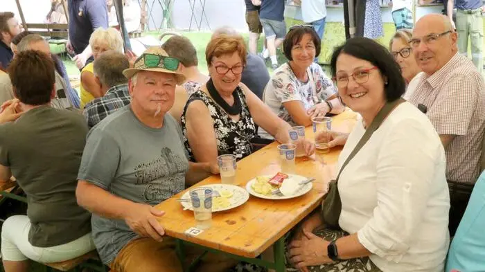 Wenn die Freiwillige Feuerwehr (FF) Hüttenberg zum „Schnitzelkirchtag 2.0“ lädt, bleiben die Besucher nicht aus. Wie am Sonntag.