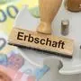 Erbe und Erbschaft Ein Holzstempel im Büro ist beschriftet mit dem Aufdruck Erbschaft *** Heritage and inheritance A wooden stamp in the office is inscribed with the words Inheritance