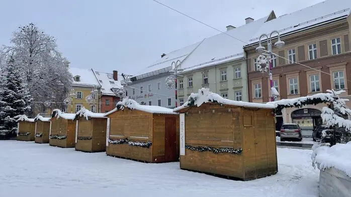 Schnee am Hauptplatz: Der Christkindlmarkt in Judenburg öffnet am 29. November seine Pforten.