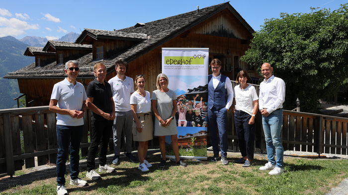Spendenübergabe an den Ederhof | Michael Meyer, Robert Weichselbraun, Chris Pappenfuss, Nina Saure, Doris Etzelsberger, Jean​ Jacob, Jutta Gellermann, Guido Schütte (von links)
