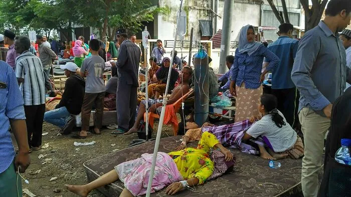 Bei dem heftigen Erdbeben in Indonesien sind am Mittwoch Dutzende Menschen ums Leben gekommen. Hunderte seien verletzt worden.