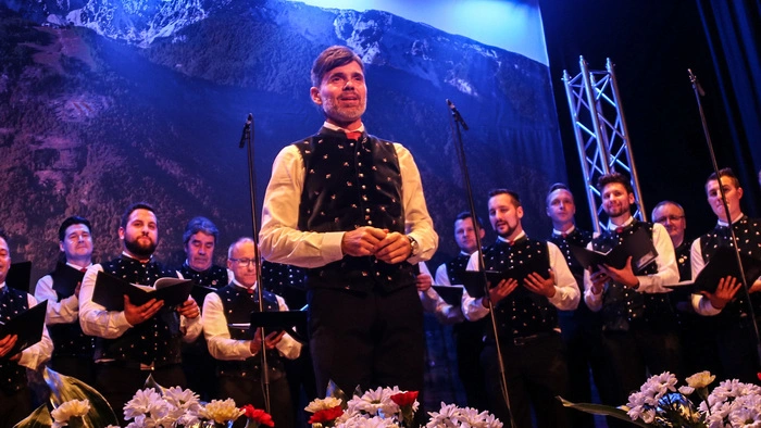 Norbert Haimburger leitet den Chor seit 17 Jahren, Obmann ist Klaus Fantoni.