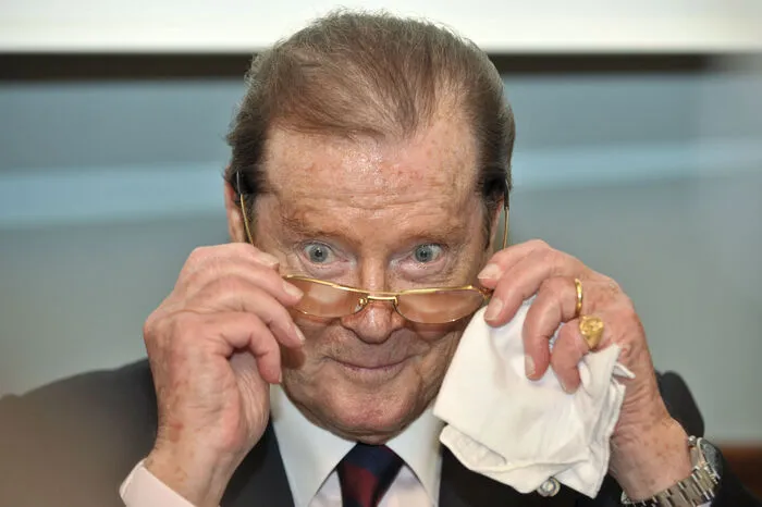 Dabei hatte es Roger Moore, Sohn eines Polizisten und Junge aus einfachen Verhältnissen im armen Londoner Süden, nicht immer leicht in seinem Leben.