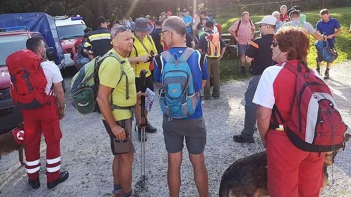 Viele Hunde sind im Einsatz, um den Wanderer zu finden