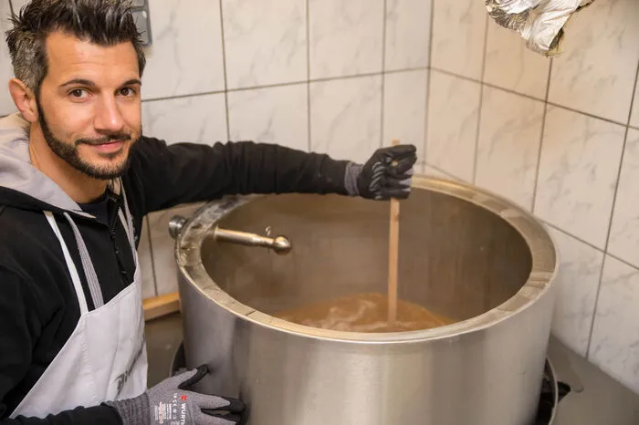 2016 braute er sein erstes Bier. Und zwar sein „Festbier“, das von Gault Millau mit einer sogenannten „Hopfendolde“, also einer Haube, ausgezeichnet wurde. Danach folgte das „Himbier“, welches gleich zwei Hopfendolden bekam.