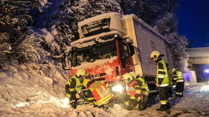 Um 6.30 Uhr kam in Spielberg ein mit Lebensmittel beladener Lkw von der Straße ab und schlitterte in den Graben.