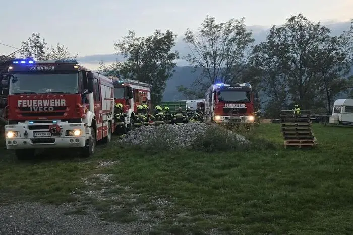 Er verständigte die Feuerwehr und zeigte den Einsatzkräften die abgelegene Brandstelle. 