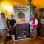 Ilse Jakope (r.) machte gemeinsam mit ihren Kindern Jakob Jakope und Lisa-Maria Heußerer (Genuss-Geschwister Kästenburg) beim Muttertagsbrunch auf der Kästenburg auf das Thema Pflegekinder aufmerksam. Unterstützt wird die Initiative vom Rotary-Projekt „Tasting Rotary to support children“.