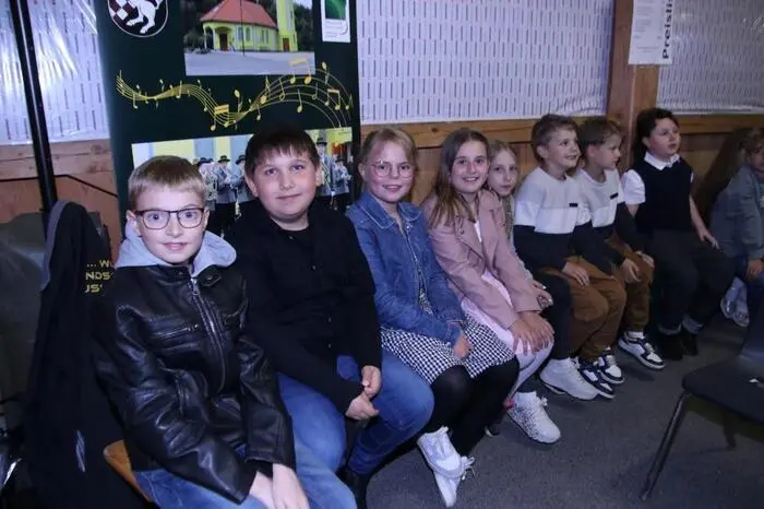 Auch Kinder der Volksschule wirkten beim Konzert mit. Und auch Bezirkskapellmeister Andreas Angerer ließ sich den musikalischen Genuss nicht entgehen. 