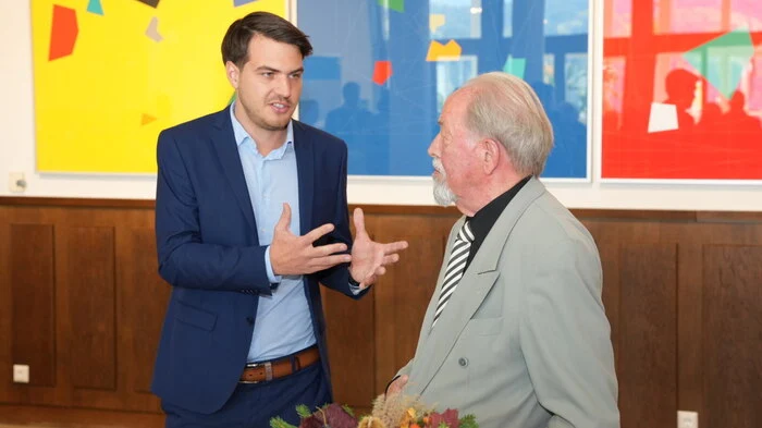 Die Grüße des Landeshauptmanns überbringt Landtagsabgeordneter Luca Burgstaller