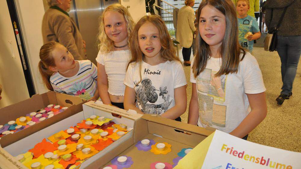 Kinder der Volksschule St. Marein-Feistritz mit ihren &quot;Friedensblumen.&quot;